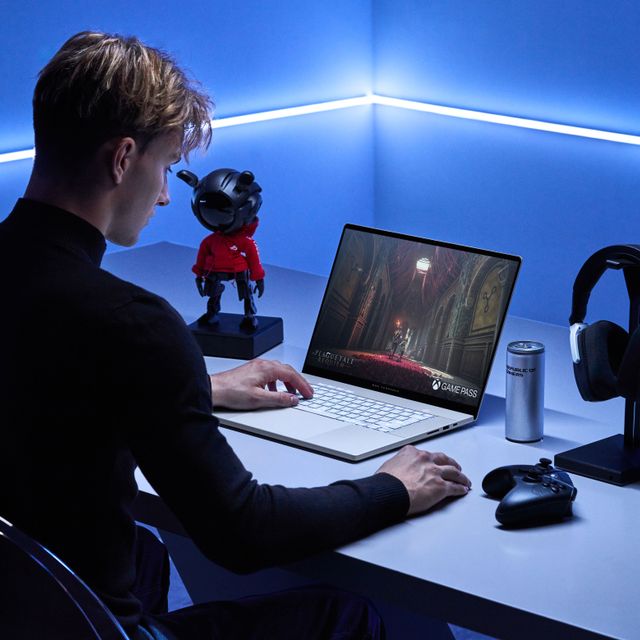 Scenario Photo of a Person Gaming on a Platinum White 2024 Rog Zephyrus G16